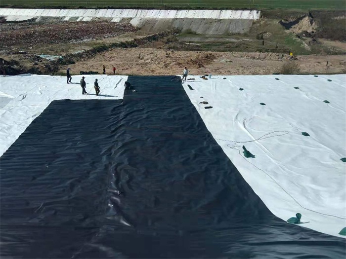 邊坡防滲工程中糙面土工膜和長絲土工布鋪設(shè)順序